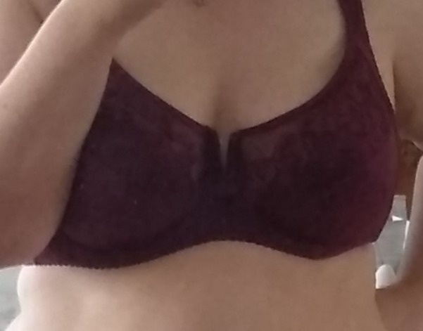 Хороший и недорого) на мои ОГ 119 ОПГ 100 отлично сел. Грудь у меня немного висит, большая и мягкая - подобрал и поддержал, чуток собрал) Материал приятный, хоть и синтетика, лямки широкие, под грудью не давит и не колит. Косточки в бюстгальтере круглые, думаю, это продлит его срок службы. Мне понравился, спасибо!