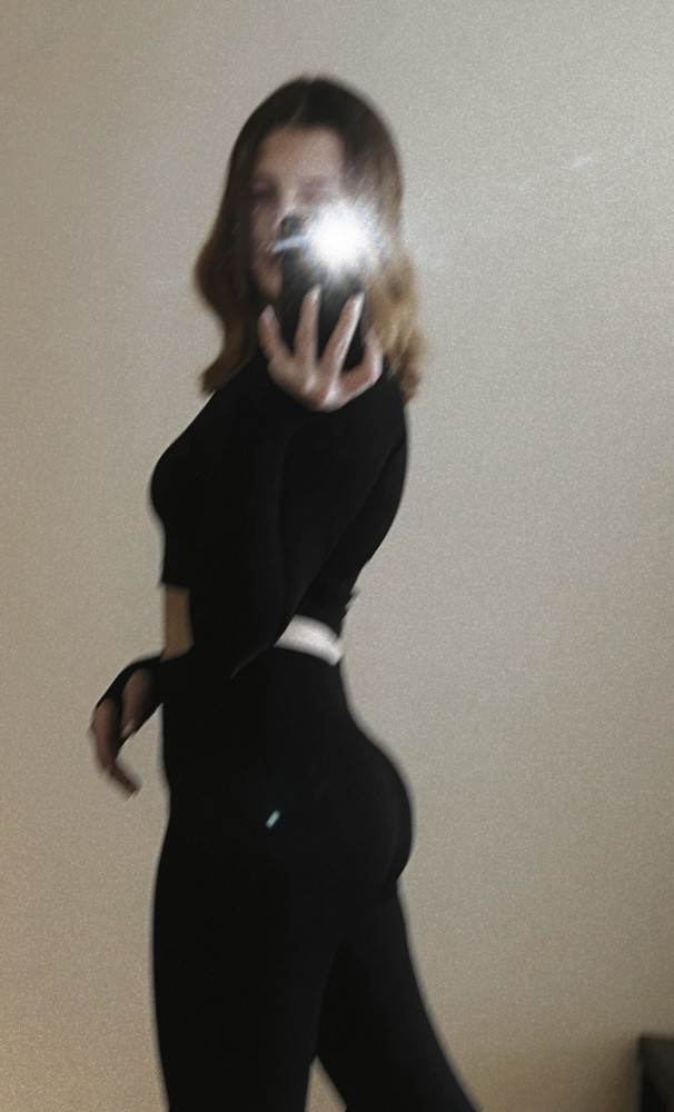 Топ супер) Обычно я беру М, но тут взяла S потому что он ооочень хорошо тянется и при этом не сдавливает ничего. Об у меня 92-66-96, тайтсы со второго фото брала здесь же для комплекта, но их взяла М, так как они не так сильно тянутся уже