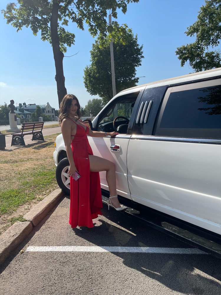 Платье супер, правда пришло с оторванной бретелькой🤨 , на мой 46 и грудь 3,5 немного маловат в бюсте . Была в нем и на выпускном и на вечерах на море. Все сказали , что потрясающе выгляжу 