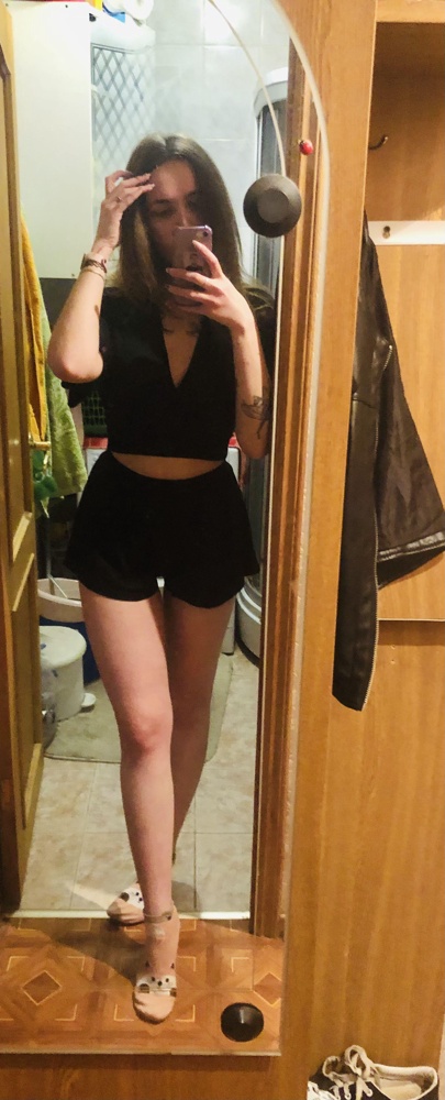 На параметры 89-66-94 размер 44 подошёл отлично. Рост 175, вес 63. Резинки немного туговатые, на шортах и на топе, но протиснуться можно. Подойдёт на такие же параметры как и у меня, может +2-3 см в запасе, но не более. Буду заказывать ещё в другом цвете