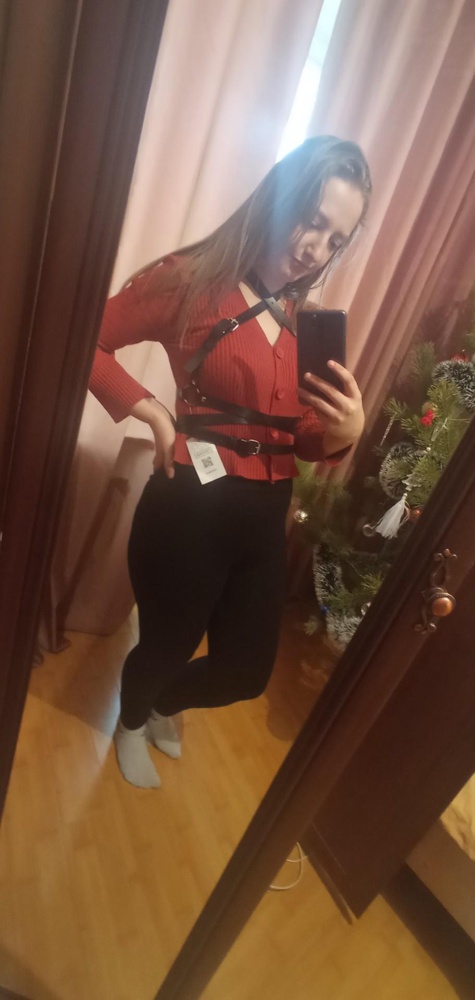 Всегда хотела такую штучку😍. Доставка немного задержалась, уже боялась, что что-то не так будет. Оказалось всё классно. Можно носить абсолютно по-разному. Размер соответствует, так ещё и регулируется. Качество неплохое. Будем носить, проверять. Запаха нет. Упаковка обычный пакет, зато с этикеткой😁. Мне всё понравилось, советую к покупке ❤️🔥