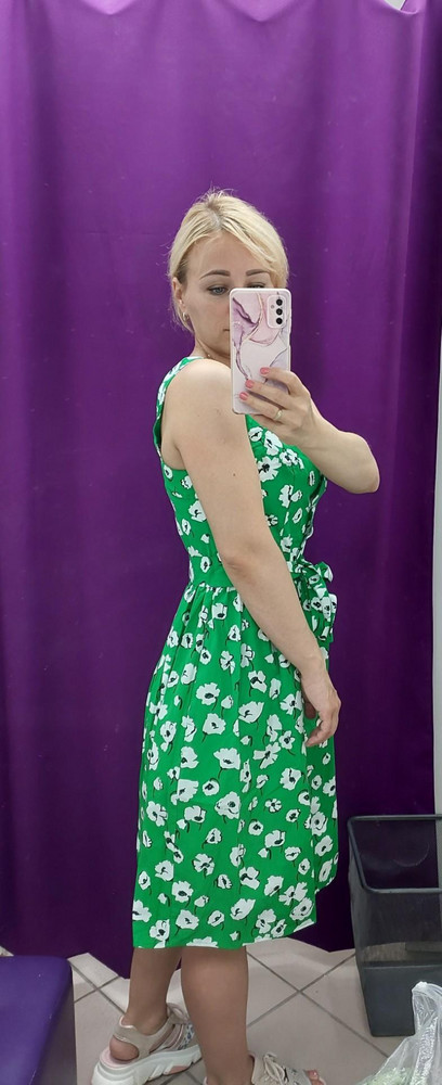 Плотная ткань, но хорошо тянется. Сам фасон классный, но "цветы" - это не моё))