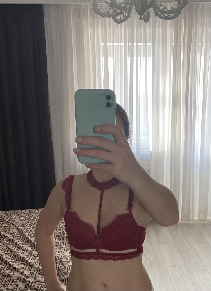 Здравствуйте! Классный комплект! Мужу очень понравился. Идёт в размер, качество огонь🔥кружево мягкое, трусы сидят по фигуре 😍крутой чокер (который можно снять ). После стирки не потерял формы и цвета! Рекомендую ❤️