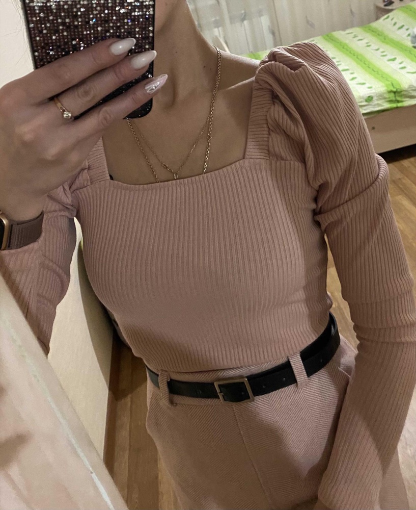 Лаконичный фасон,хорошее качество,вроде бы ничего особенного,но я влюблена в эти кофты💜🖤