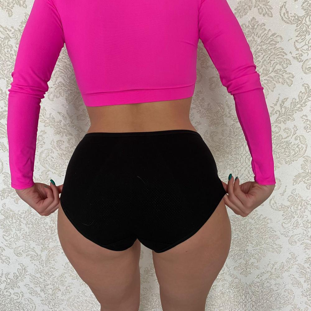 Начитавшись отзывов, заказала размер 48 на свой 46 и оказались свободны. Если правильно выбирать размер ничего не давит в ногах. Вообще трусы супер, свою задачу выполняют, в обильные дни ношу с прокладкой. Качество хорошее, швы ровные. Спасибо.