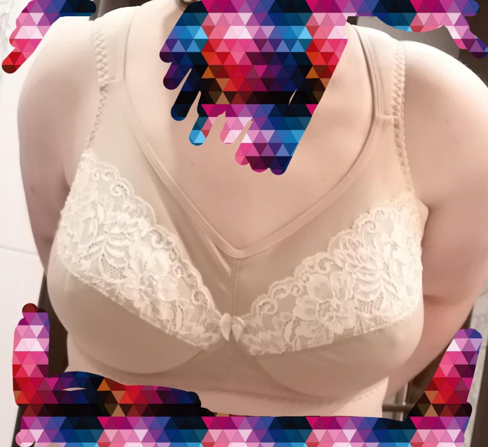 Всё нормально, но есть пара недочётов. Бретельки мне показались слишком широкими и слишком длинными, отрегулировать их можно только немного, так как основную длину бретелек составляет мягкая широкая ортопедическая нерегулируемая лямка. К тому же, она ещё и немного объёмная, и, возможно, будет выпирать из под одежды. Но, наверное, это всё мелочи. Всё равно взяла, так как цена приемлемая и бюстгалтеров с кармашком не так уж много.
Кстати, кто-то пишет, что крючков два, у меня три. 
Всем здоровья, девочки! ❤️