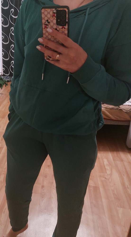 Пришел костюм в отличном состояние ,все швы идеальны ,нитки не торчат ,приятный на ощупь ,одно единственное запах специфический ...а так и по размеру подошёл !я довольна ,и цена приемлема!