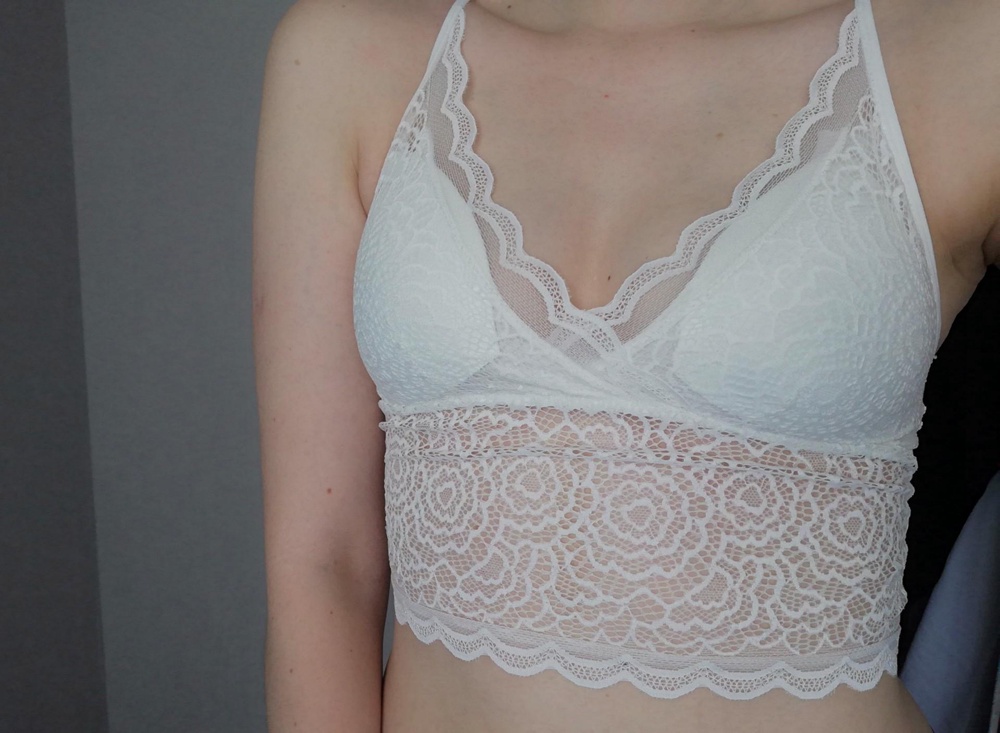 Очень удобный и приятный к телу. Размер 44 идеально подошёл.