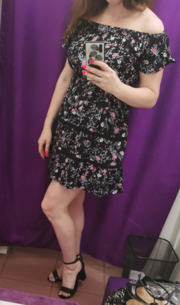 Приятное, лёгкое летнее платье, смотрится на мой взгляд неплохо 💃👌🏻рост 175, размер L, на мой рост намного  выше колена, но здесь ещё зависит от комплекции.. Мне подходит, но главное, чтобы не село после стирки 😌