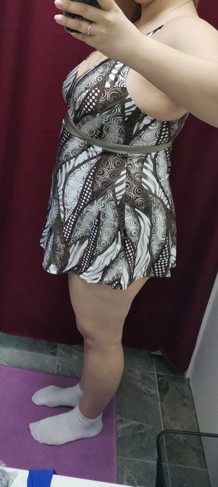 Ткань очень тонкая, запах сильный химический. Но зато цена низкая). Из минусов мне очень не понравилось крепление лямок сзади. Металлические прямоугольный кольца вместо горизонтально го положения все время поворачиваютсяс вертикально и ложатся из-за этого некрасиво(  у меня отказ. Живот специально не втягивпла особо, чтобы девочки с объёмами видели как сидеть может)