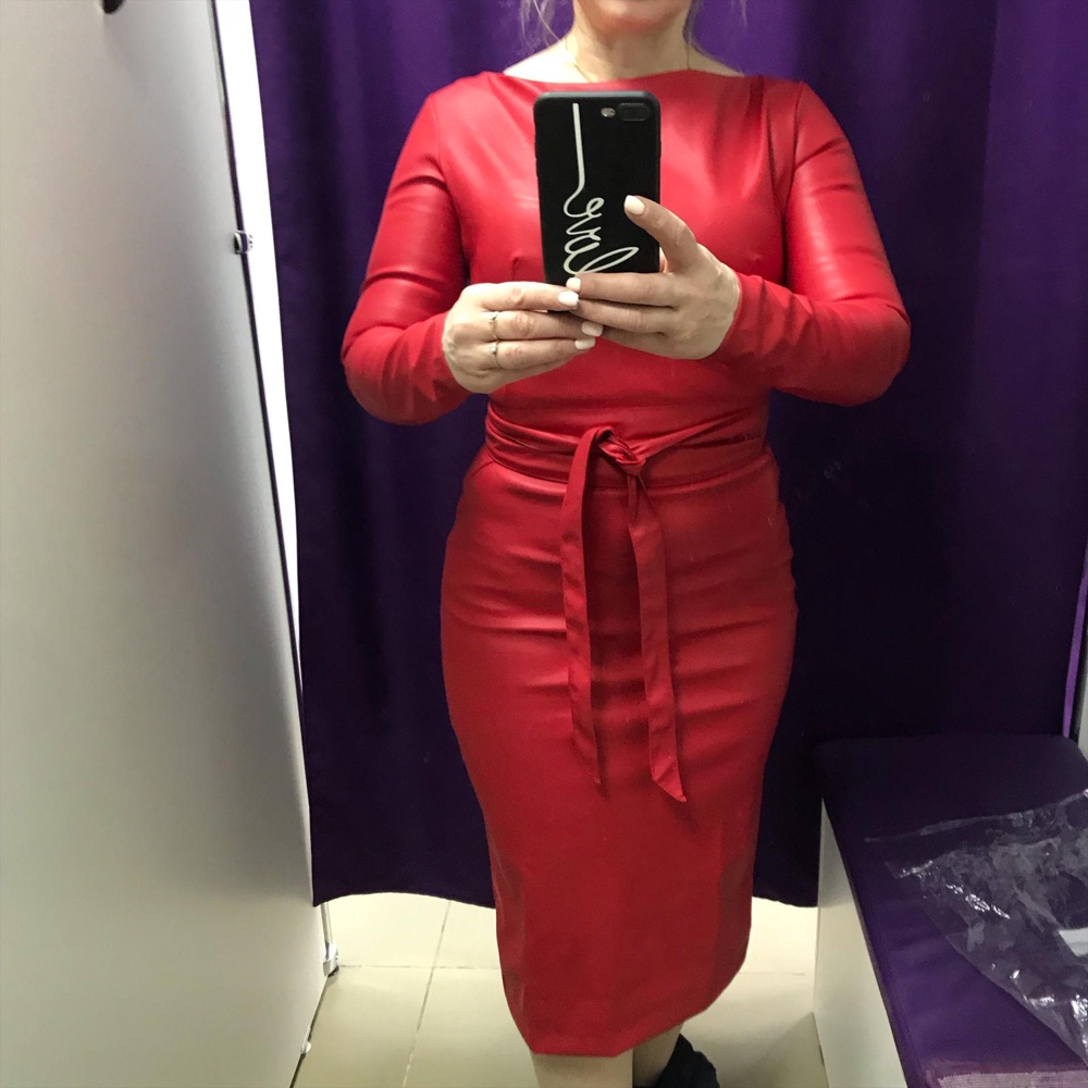 Получила платье. Фасон, ткань, цвет все отлично. Кожа тянется, по фигуре село хорошо. Подчеркивает все жировые складочки, но стройнит. На свой 44 подошел 44 р. (S). Не дышит, жарко. Молнию самой не застегнуть и не расстегнуть, надо просить помощь. В целом покупкой довольна. 