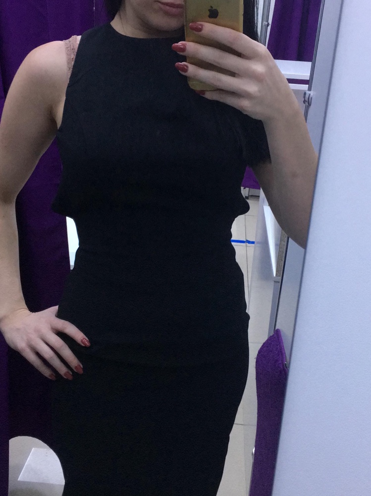 Платье не сидит по фигуре. Вытачки сделаны таким образом, что лямки, что сзади, торчат спереди. На груди собирается бугром! Ткань не высокого качества, не стоит заявленной суммы.