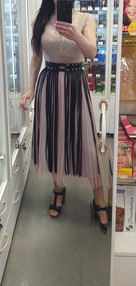 Благодарю за такую красоту)))
Сделано качественно, смущал зазор спереди, у модели он большой. Но на мою талию (65см) отлично сел. 
Завязочке нашли применение)))
Благодарю.