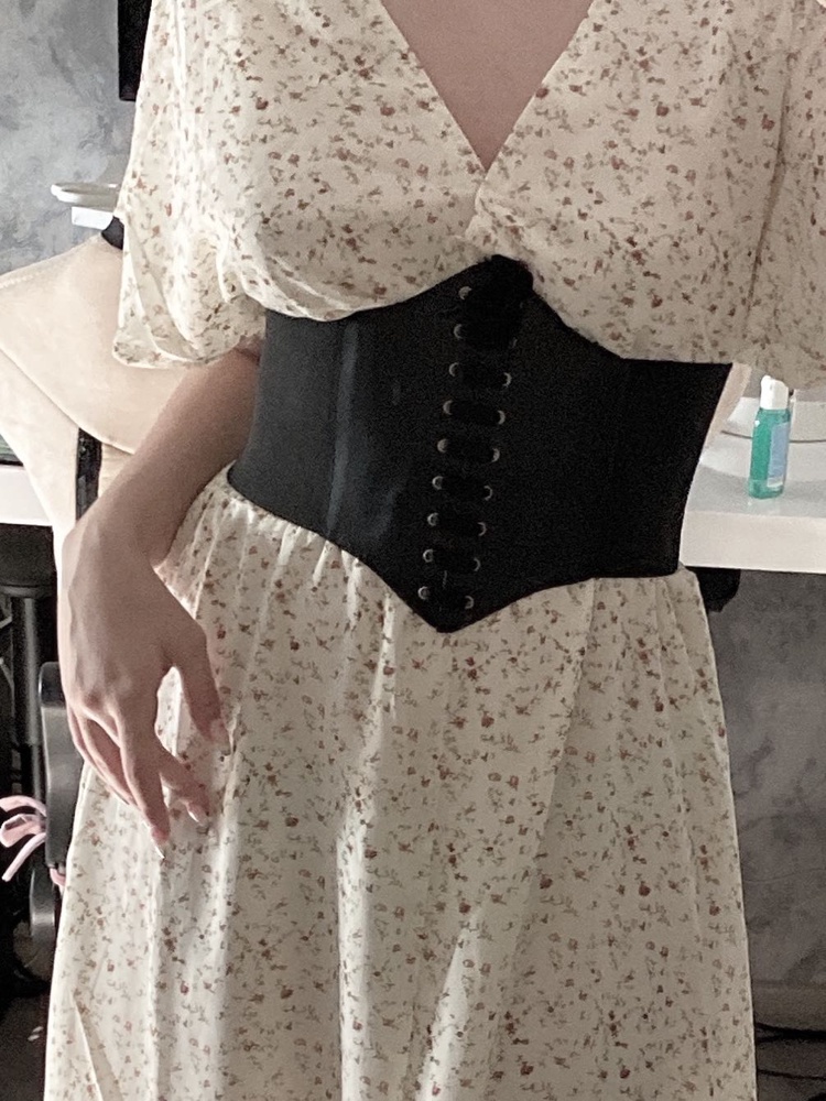 Отличный пояс, но со временем теряет форму из-за своего материала. Он очень мягкий, так что используется только как аксессуар. С платьями и рубашками отлично выглядит. В теплую погоду не советую, не дышит и из-за этого становится жарко и под ним начинает потеть живот. За свои деньги очень хороший товар. 