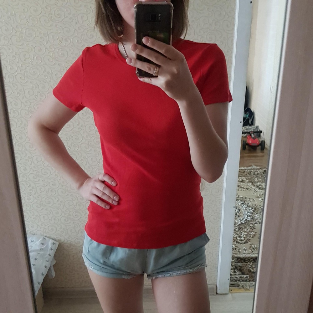 Ткань приятная, заказывала также чёрного цвета XL, как сидит мне нравится больше чёрная, но эта тоже не плохо, ткань приятная и хорошо тянется)))