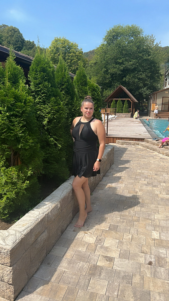 Идеальный для меня купальник, видела, что большемерит, но все равно взяла побольше, сейчас конечно жалею об этом. Но все равно хорошо сидит и в нем комфортно и уверенно себя чувствуешь на отдыхе.  Спасибо за чудесный фасон