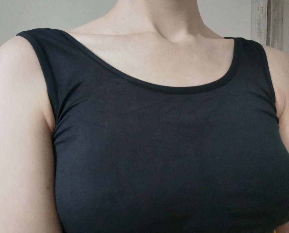 Оставила из-за трусов, очень понравились
Верх ее очень