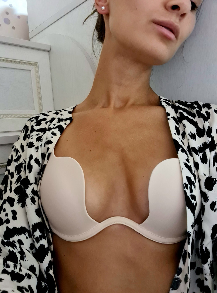 Очень быстрая доставка. Спасибо продавцу, шикарная модель. Красиво подчёркивает грудь, нигде не жмёт, а с платьем, где есть декольте, смотрится просто улёт.