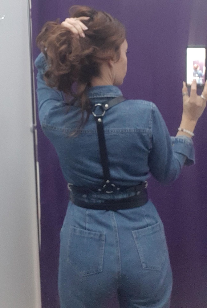 Портупея отличная,кожа,размер ок,хотя какая разница всё равно всё регулируется небольшой запах,и единственное что,при носке покрасила мне белую рубашку черными полосами🙈теперь задумалась такая уж ли она хорошая...и будет ли красить так мне вещи?и что с этим делать...