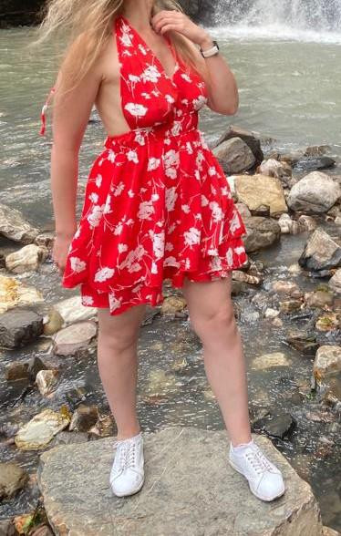 Платье -бомба, за такие деньги, обращать внимание на нитки не имеет значения. На море самое то.