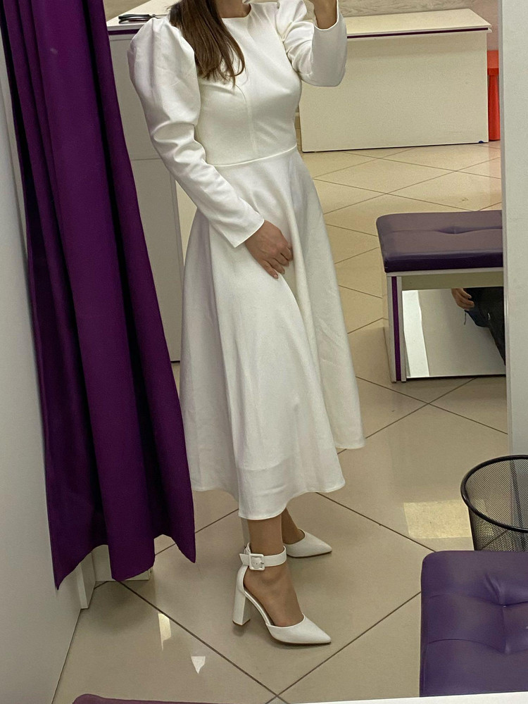 Подошли к молочному цвету платья идеально. Вторая обувь этого бренда. Очень удобная колодка для меня. Каблук совсем не чувствуется. 