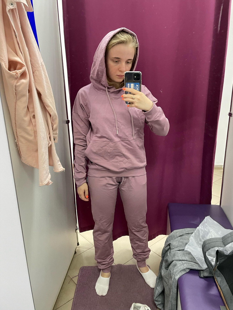 Костюм различается в цвете , видимо выцвел (1 фото) , заказала 42 размер ,но он как будто 46, в талии очень большие, швы на резинке все топорщатся, отказ 