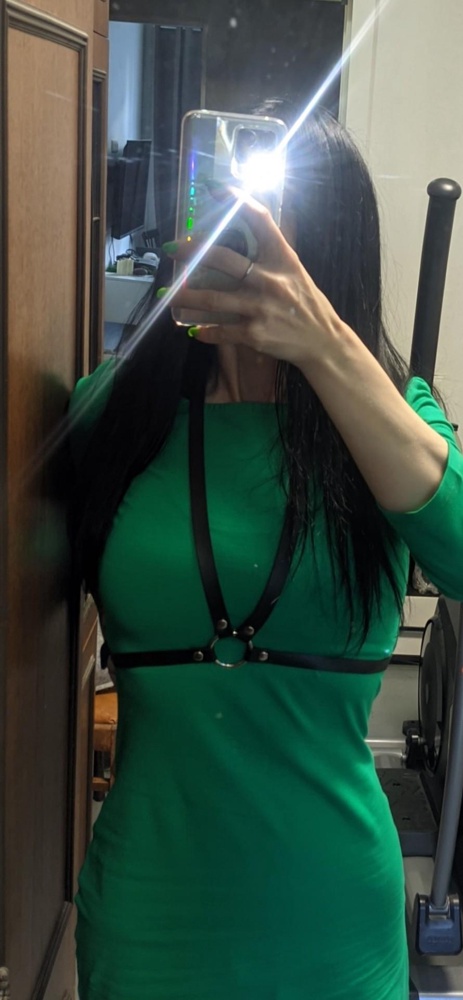 Шикарное качество. Гораздо лучше,  чем заказывала в Китае. Мягкая, плотная, не красится и не расклеивается. Все лежало в тряпичном мешочке, с бирочками. В подарок положили очень аккуратный чокер. Просто пушка. Еще куплю