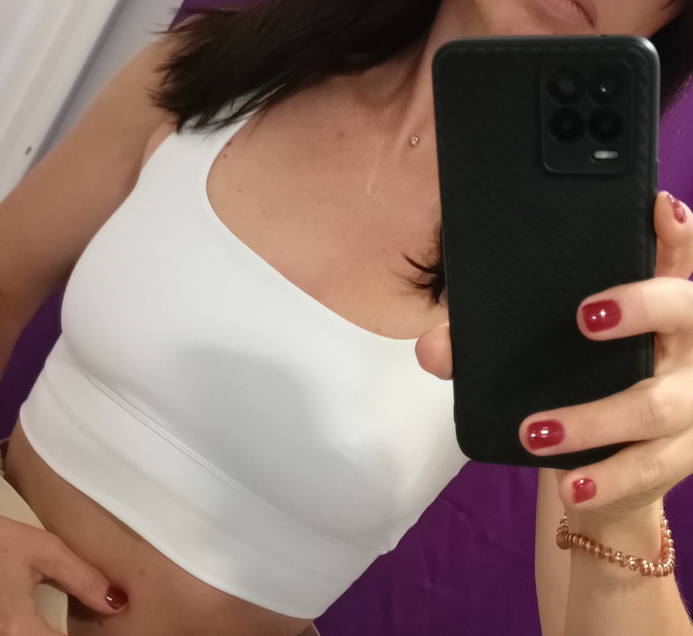 Топ понравился, качество хорошее, поддержка тоже. На объем груди 86см, под грудью 75см отлично подошёл размер S, по сравнению с размером М сел плотнее. М тоже неплохо, но поддержки хотелось больше, поэтому выбрала S. Вкладыши не люблю, не комфортно, поэтому всегда вынимаю их из всех топов. Рекомендую к покупке.