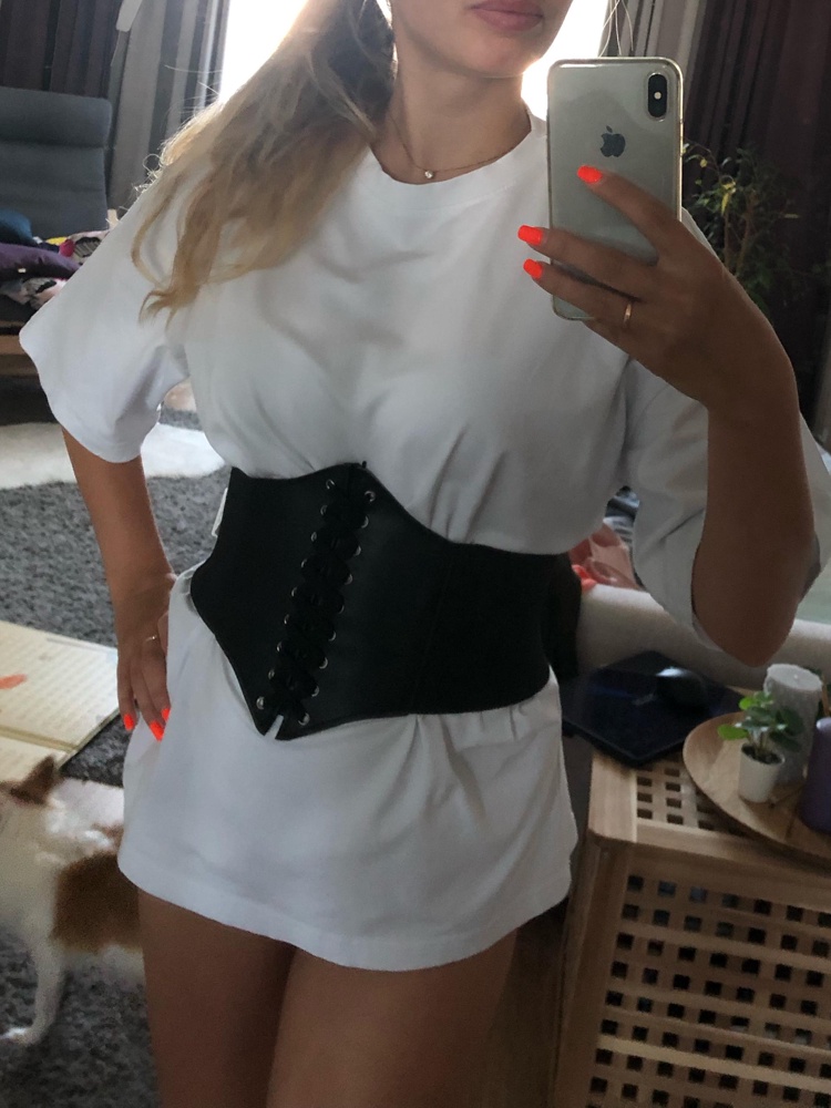 Супер вещь! Любую обычную футболку превращает в стильный образ! Сзади липучка, что очень удобно, можно регулировать размер