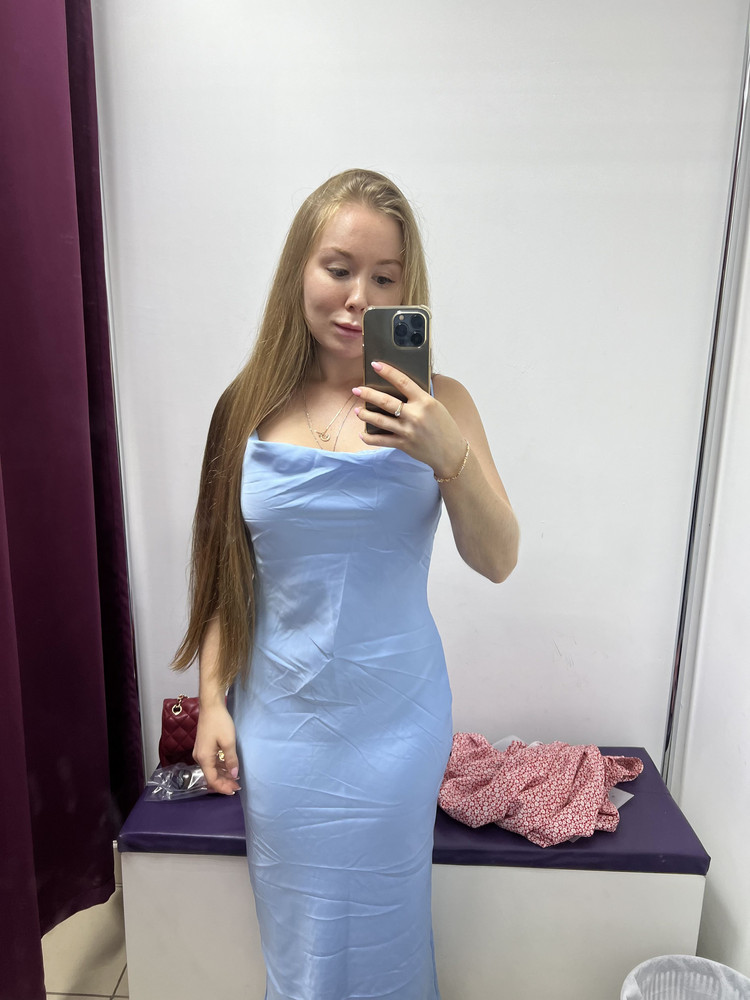 Прекрасное платье, очень красивый голубой цвет, ткань приятная, создаёт на теле форму песочных часов ⏳ Но, к сожалению, мне не подошло по размеру. Заказала xs, мои параметры 84-56-84, рост 150 см. В груди и в бёдрах нормально, но в талии велико, поэтому из моей фигуры песочные часы это платье сделало прямоугольник, и вырез не совсем понятный. Оценку не снижаю, с моим миниатюрным ростом и фигурой не просто подобрать одежду 😅
