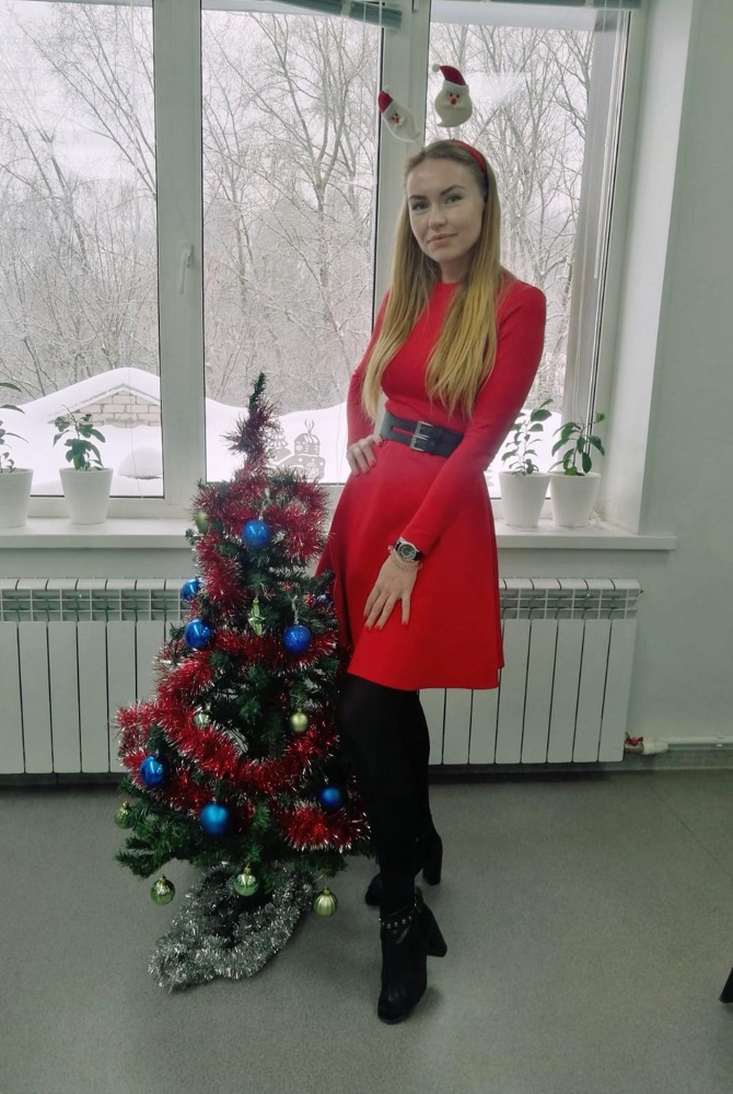 Платье идеально село на параметры 96х64х94см. Трикотаж плотный.