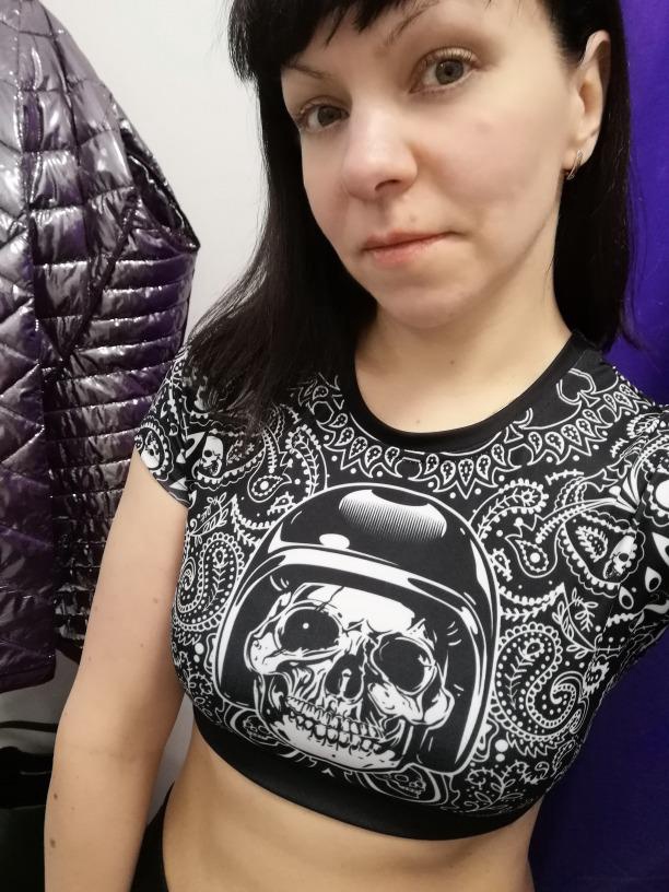 Топ не плохой, выкупила исключительно из за принта. Резинки снизу нет и задирается сильно как уже писали много раз. Но я купила черную резинку 2,5 см шириной, распорола боковой шов и вставила. Аккуратненько зашла, обычной иглой, без машинки. Теперь супер. Заниматься в нем комфортно. Не жарко, не мокро. 