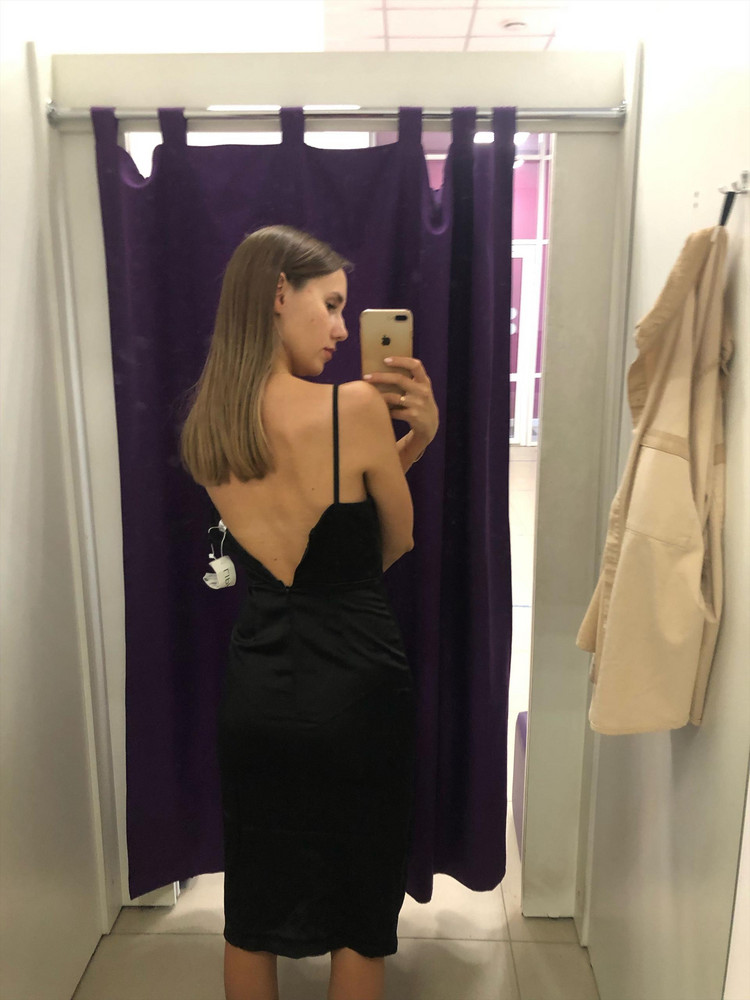 Брак молнии-не смогла застегнуть от середины до верха. Торчат нитки по швам, в целом модель неплохо сидит по фигуре.