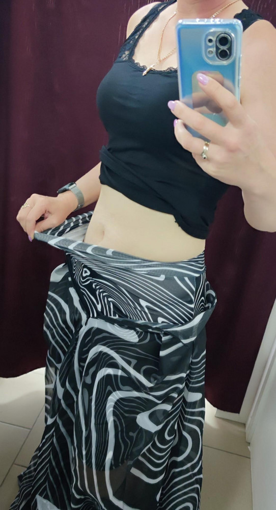 Юбка очень понравилась! Но пришлось вернуть. Ношу 46й размер, взяла на размер больше. В итоге одна юбка свободная, не критично но все же, а вторая юбка на мне не застегнулась(((( крайне расстроена! пошита качественно, красивая, на рост 173см по длине отлично.