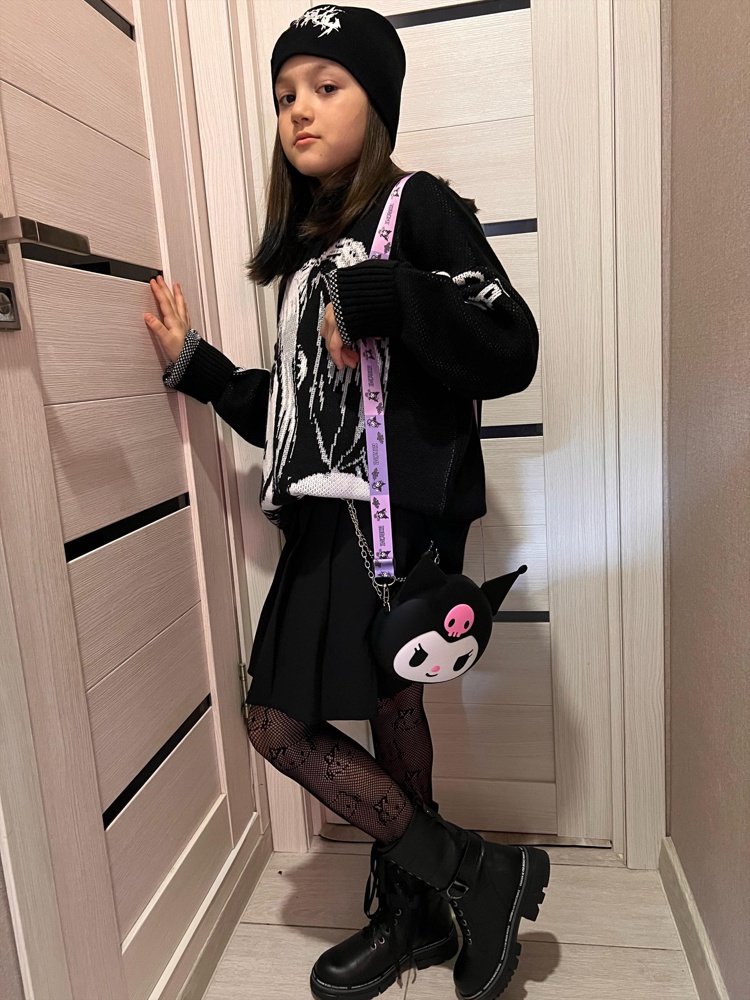 XS подошел на размер 146-152 дочка в восторге спасибо 👍👑 ремешок и вправду жутко пахнет заказали другой, к качеству юбки претензий нет 👍