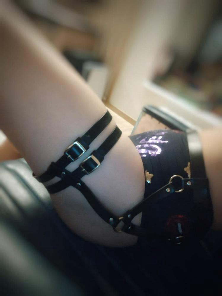 Ремешки удобные, красиво смотрятся на бедрах)) Теперь захотелось ещё чего-то эдакого. Дерзкий образ получился)