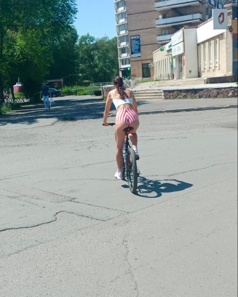 Размер берите чуть меньше.
 Шорты как шорты. На фото видно.
 Шучу. Шортики огонь. ))