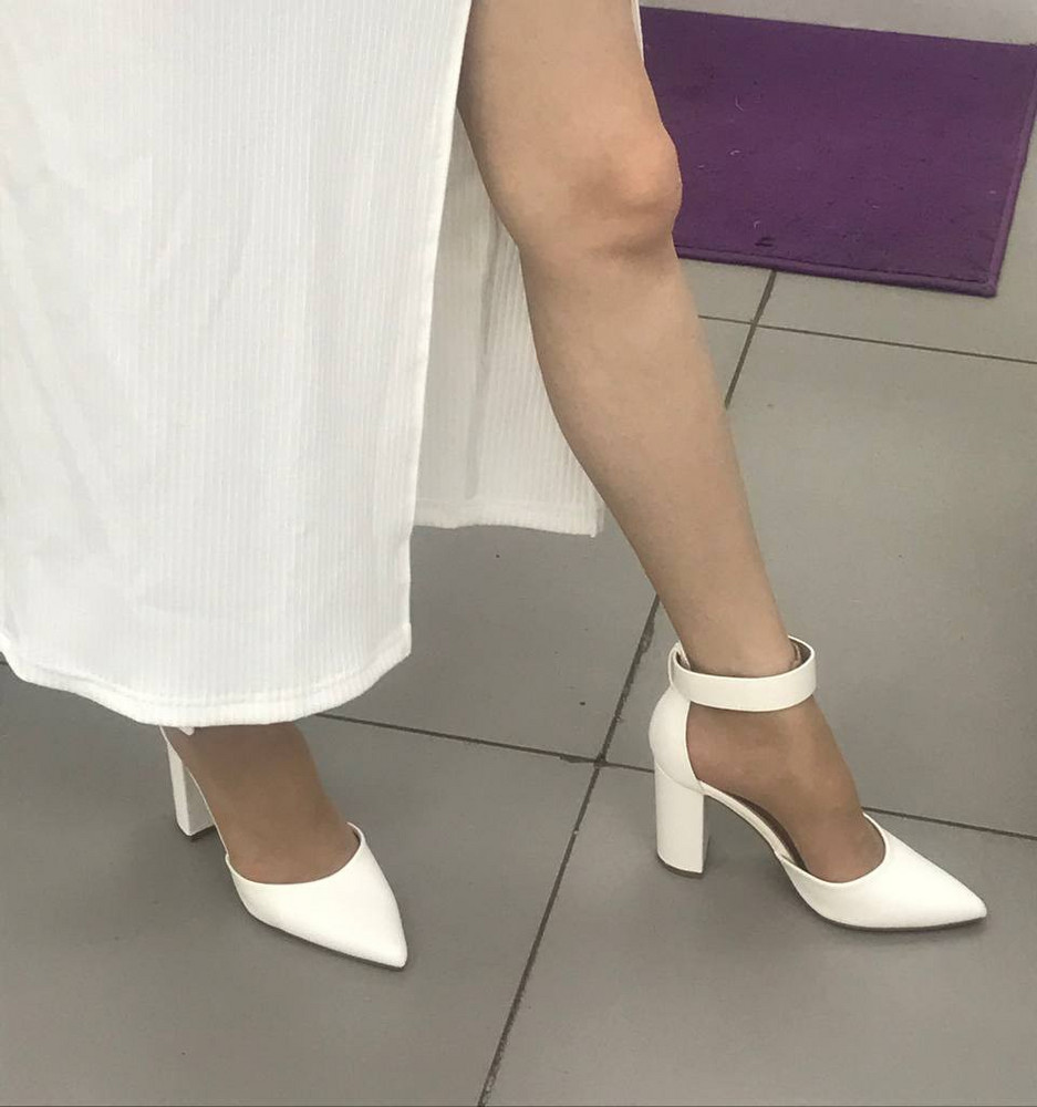 Туфли прекрасные, очень удобные, ничего не врезается. Ремешок регулируется, каблук устойчивый, высота не чувствуется. Выглядят элегантно и изящно, рекомендую!