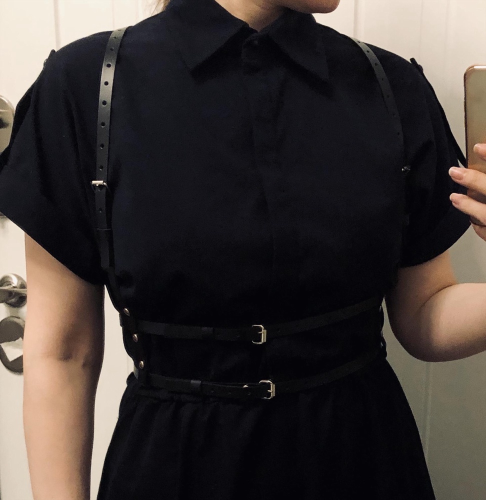 Очень хорошее качество, запах натуральной кожи, кожа мягкая. Эта модель довольно универсальная: можно вытащить один ремень и носить его отдельно с платьями, можно перекрещивать ремни или даже задом наперёд надеть. Всё регулируется, возле всех пряжек есть петелька для кончика ремешка, можно хоть на последнюю дырочку застегнуть, ничего не торчит. По высоте тоже регулируется: горизонтальные ремни могут быть сразу под грудью или можно их ближе к талии опустить (мой рост 170, портупея 44-46). Благодаря кольцу удобно висит на вешалке в шкафу. По соотношению цена/качество/варианты ношения эта модель показалась самой оптимальной. Брала за 1286 руб по скидке.