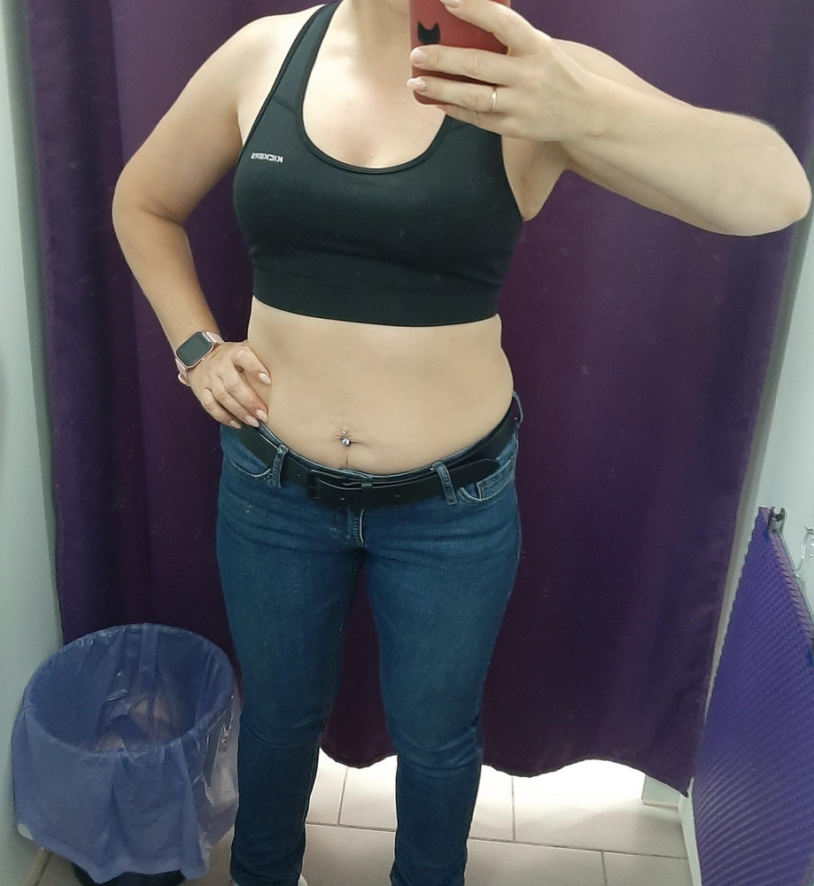 Тоненький,чашка маленькая,не глубокая,даже по паралону заметно,что топ на маленькую грудь.На фото слева чашка от другой модели(телесного цвета) тоже М,визуально заметно на сколько белая меньше.