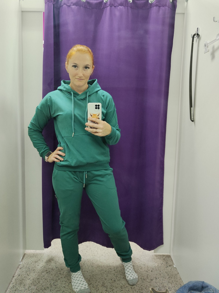 Отличное качество. Хорошо сидит. Цвет красивый, немного ярче