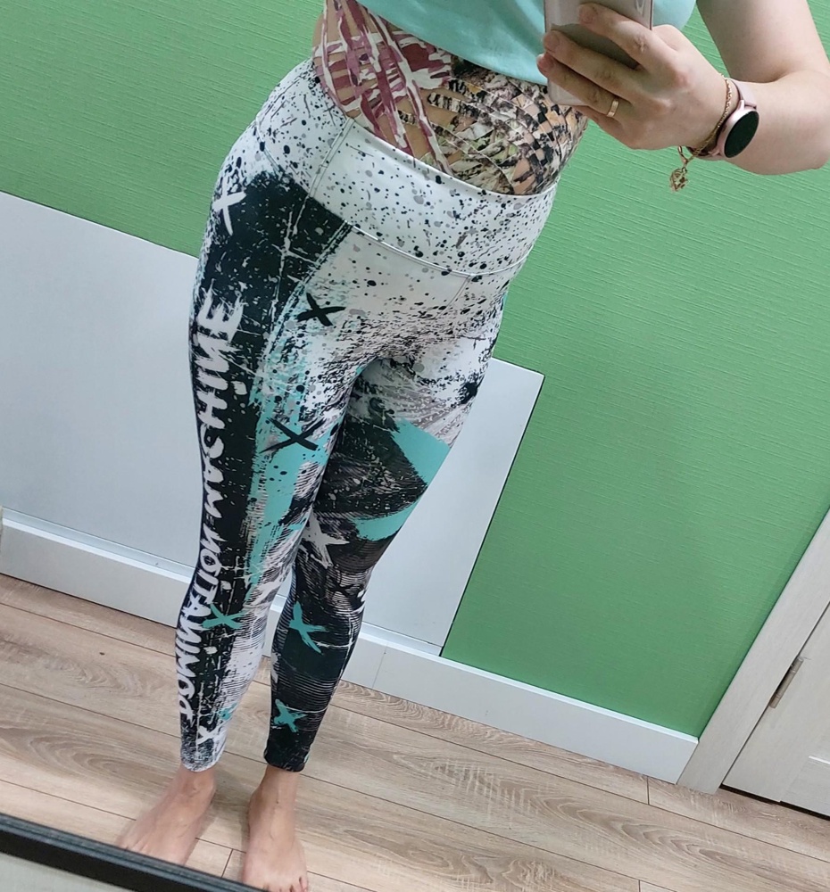 Отлично мне подошли. Ходить в них комфортно. Тянутся хорошо. Даже когда живот уйдет, спадать не будут.