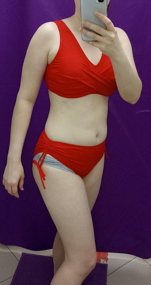 Очень странная посадка лифа. На ог 88, об 92 заказала s. Лиф сделал мою грудь огромной и плоской, хотя у меня неполная двойка. вставки чашечек уролзли куда-то наверх и я не смогла их вправить на место(уползали обратно). Мой рост 160- купальник давил плечи , словно на рост ниже.  плавки тугие и малы. Разочарование. Сшито качественно.