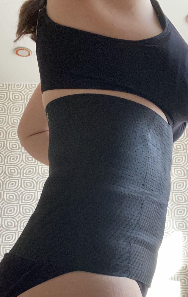 Очень легкий и прочный послеродовой бандаж. Материал дышащий, ношу долго в течение дня и не жарко, хорошо подтягивает животик после родов и поддерживает спину. Немного большемерит. Широкий слой липучек. Все качественно пошито.