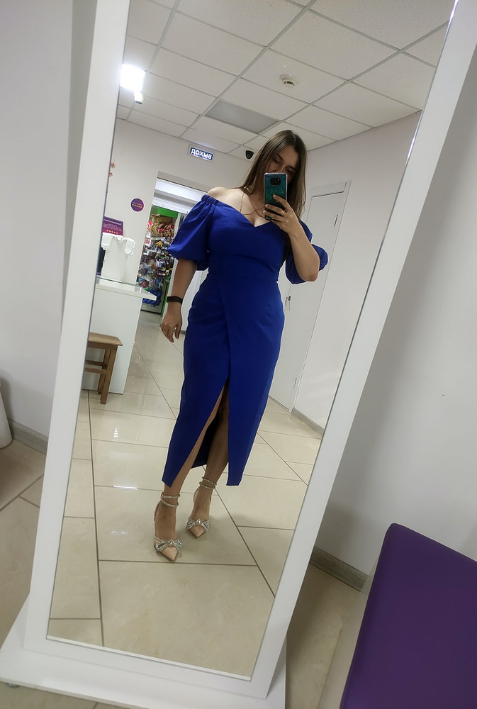 Голубое  l размер на 98 78 105 рост 164 оказалось великовато, хотя по таблице должно было быть идеальным, синее м подошло лучше, но качество пошива хуже голубого в разы. Синих заказывала три! и везде брак, то зацепка на груди огромная, то по талии волной строчка, оставила второе, потому что по 50 р платить уже надоело. Возле плеча топорщится, в зоне декольте было разорвано, по бедрам волнами прошито, придется в ателье нести... Но сама модель понравилась, выглядит отлично и ткань приятная.