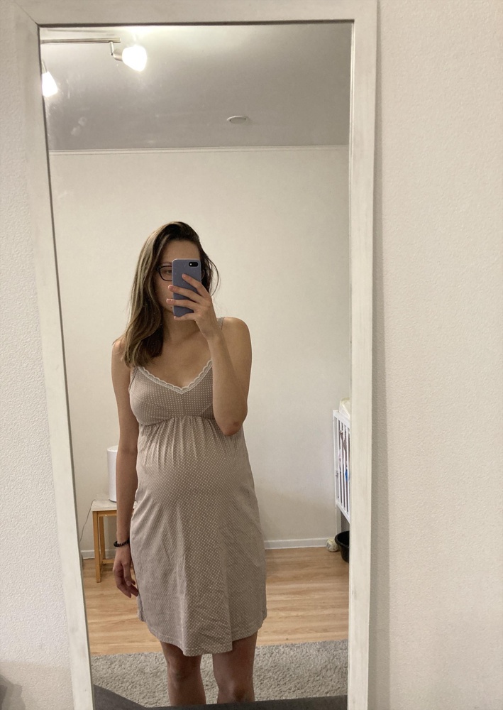 На рост 178 коротковато конечно, но длиннее только в пол…с халатом нормально. Впереди не вздёрнута, с учётом живота. Приятный бежевый цвет. После стирки не села. Крепкие пластмассовые крепления на лифе для кормления (не тугие, но и не разболтанные, в самый раз).Пол роддома в этой сорочке))