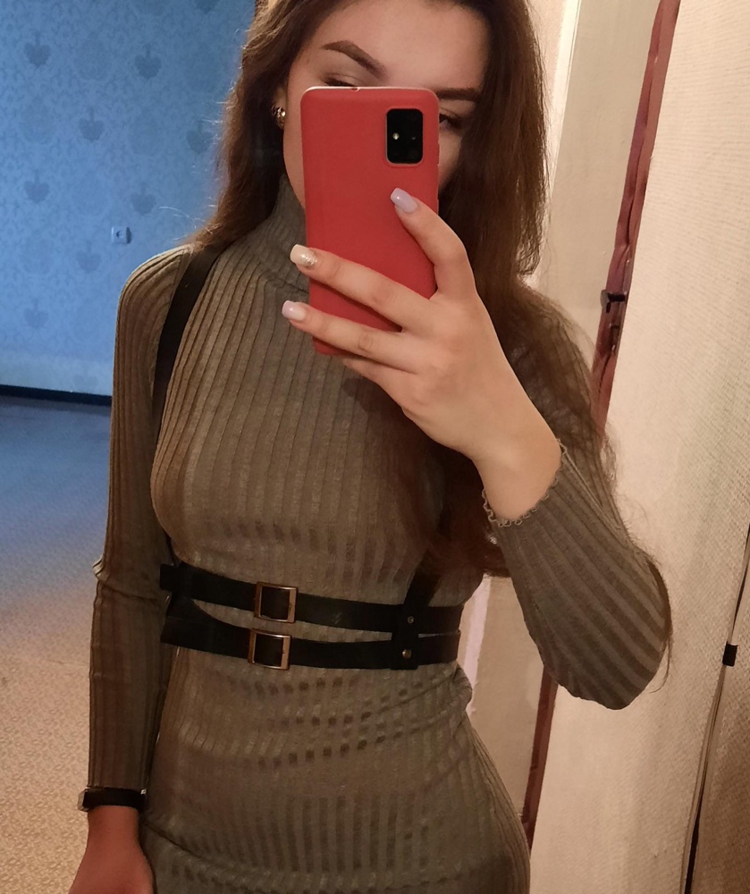 Я расстроена, очень ждала этот заказ, но..
Не соответствует тому, что указано на самом фото товара, при распаковке обнаружила, что пара крепежей не держится совсем на ремешках, не стоит своих денег..