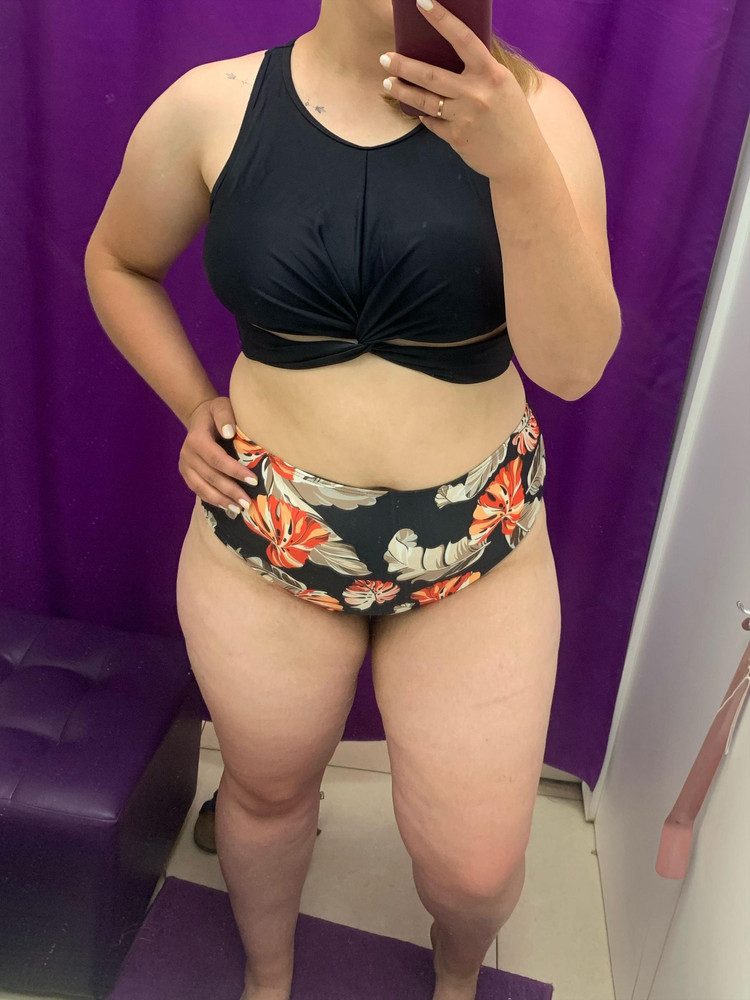 Купальник красивый, необычный фасон, добротно сшит, сидит комфортно .Заказывала xl и 2xl, выбрала xl, на бёдра 124 низ сел как влитой, а вот с верхом пришлось помучаться, обхват 98, в объеме не в обтяг, но никак не могла уложить грудь в топ, хотя она у меня небольшая, просто неудобные вкладыши, при первой носке вообще их убрала