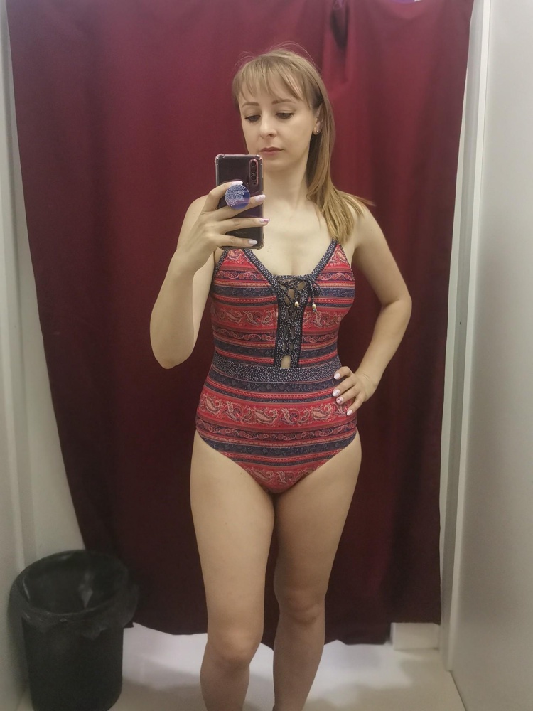 Ношу 44-46, рост 167, после отзывов взяла размер 46, подошёл идеально, сам купальник очень шикарно смотрится и хорошего качества. Но... Груди... В груди очень не хватило) , все приплюснулось, поэтому не взяла. Вот бы в него немного пушапчика добавить, приподнять и будет хорошо, а кому он не нужен,  чтобы можно было снять)