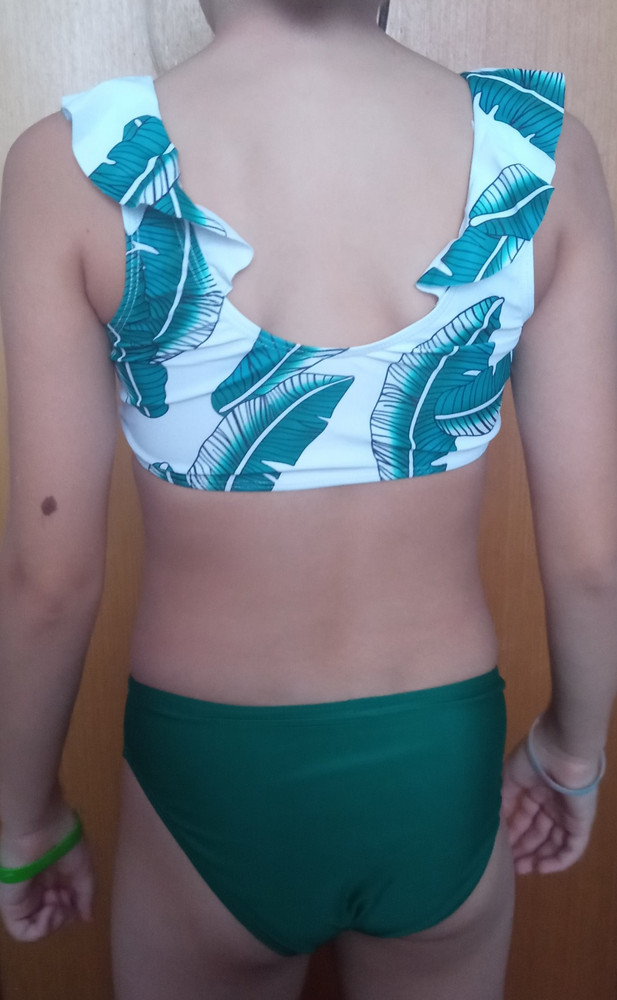 Купальник супер! Топ с чашечками, на худенькую девочку сел отлично, качество бомба! Дочке очень понравился. Спасибо